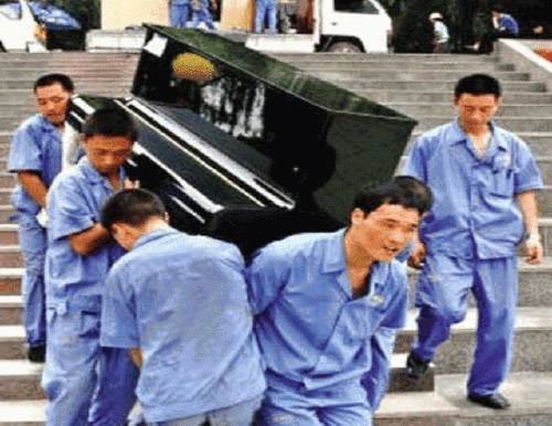 北京兄弟搬家怎么将钢琴搬运进电梯？